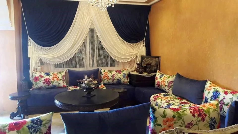 Salon moderne avec rideau à vendre à Marseille