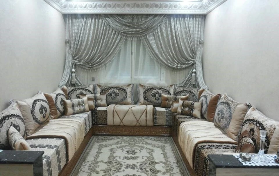 Banquettes salon marocain avec rideaux, tapis et lhaf